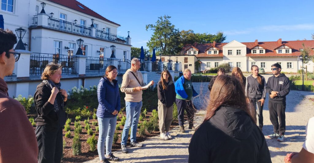 Uczestnicy spotkania Fundacji podczas zajęć w plenerze